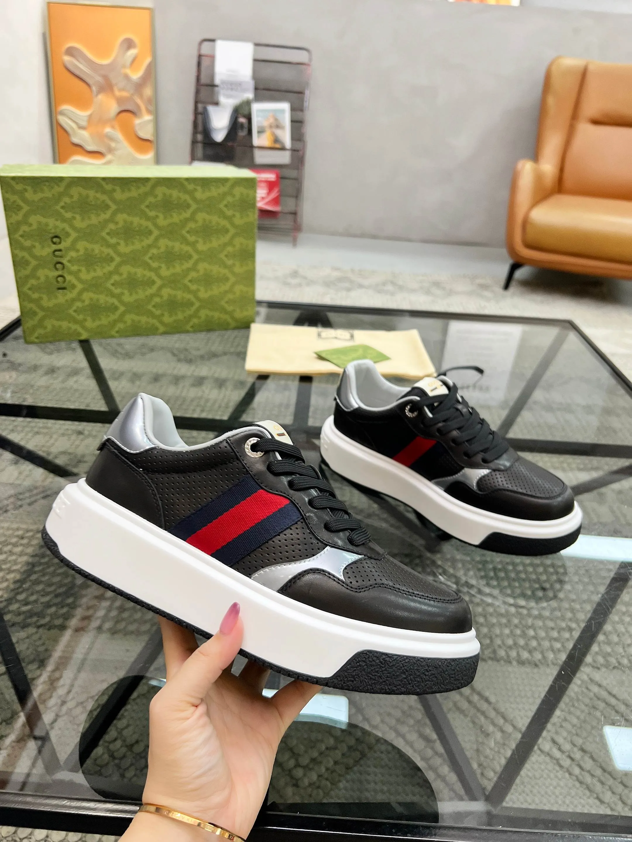 P460 new men's shoes GUCCI [Lightning] latest shoes are shipped. Original quality, fashionable, special materials, sheepskin lining, new packaging. The foot feels super comfortable and the workmanship is impeccable. Size: 38-45